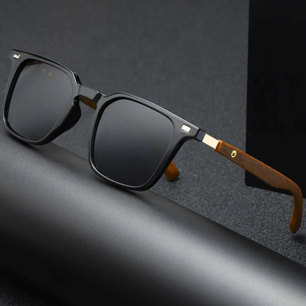 Stylish Square Frame Sunglasses with UV400 protection and polycarbonate materials.