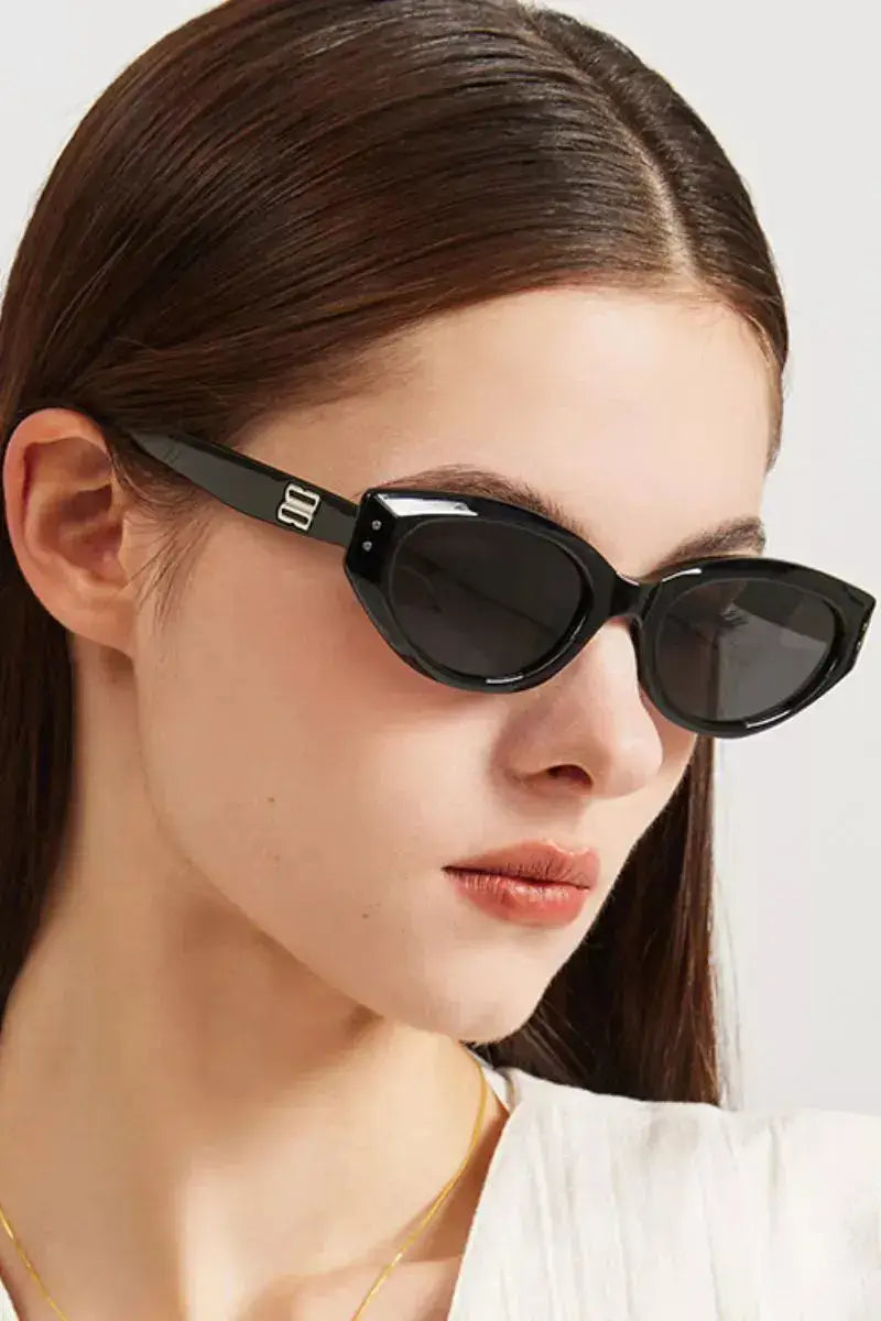 Model wearing Retro Oval Frame Sunglasses with black lenses and acetate frames, showcasing stylish UV400 protection.