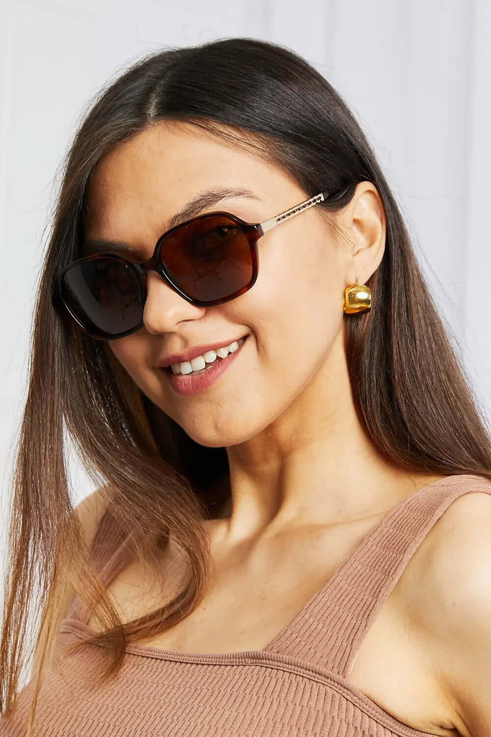 Woman wearing TAC Polarization Lens Full Rim Sunglasses, featuring polarized sunglasses UV400 protection.
